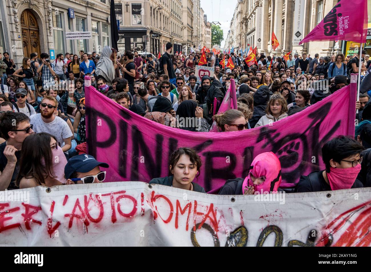 Les manifestants participent à une manifestation à 22 mai 2018, à Lyon, dans le centre-est de la France, dans le cadre d'une journée nationale de grève des employés du secteur public français pour protester contre une série de réformes proposées par le président français, qu'ils considèrent comme une attaque contre les principaux services civiques ainsi que leur propre sécurité économique. Ces arrêts font partie d’une série de manifestations de fonctionnaires contre le président français, qui s’est engagé à réduire les dépenses publiques, à réduire les emplois et à réformer une grande partie de l’État français. (Photo de Nicolas Liponne/NurPhoto) Banque D'Images