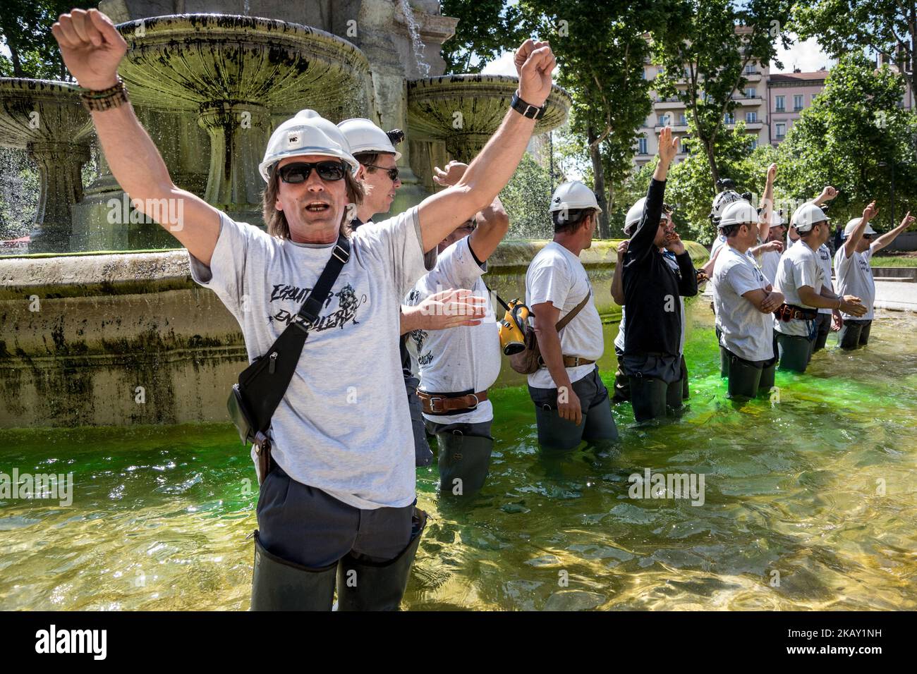Les manifestants participent à une manifestation à 22 mai 2018, à Lyon, dans le centre-est de la France, dans le cadre d'une journée nationale de grève des employés du secteur public français pour protester contre une série de réformes proposées par le président français, qu'ils considèrent comme une attaque contre les principaux services civiques ainsi que leur propre sécurité économique. Ces arrêts font partie d’une série de manifestations de fonctionnaires contre le président français, qui s’est engagé à réduire les dépenses publiques, à réduire les emplois et à réformer une grande partie de l’État français. (Photo de Nicolas Liponne/NurPhoto) Banque D'Images
