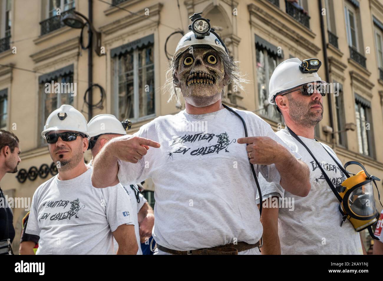 Les manifestants participent à une manifestation à 22 mai 2018, à Lyon, dans le centre-est de la France, dans le cadre d'une journée nationale de grève des employés du secteur public français pour protester contre une série de réformes proposées par le président français, qu'ils considèrent comme une attaque contre les principaux services civiques ainsi que leur propre sécurité économique. Ces arrêts font partie d’une série de manifestations de fonctionnaires contre le président français, qui s’est engagé à réduire les dépenses publiques, à réduire les emplois et à réformer une grande partie de l’État français. (Photo de Nicolas Liponne/NurPhoto) Banque D'Images