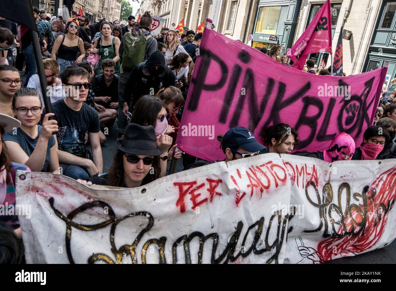 Les manifestants participent à une manifestation à 22 mai 2018, à Lyon, dans le centre-est de la France, dans le cadre d'une journée nationale de grève des employés du secteur public français pour protester contre une série de réformes proposées par le président français, qu'ils considèrent comme une attaque contre les principaux services civiques ainsi que leur propre sécurité économique. Ces arrêts font partie d’une série de manifestations de fonctionnaires contre le président français, qui s’est engagé à réduire les dépenses publiques, à réduire les emplois et à réformer une grande partie de l’État français. (Photo de Nicolas Liponne/NurPhoto) Banque D'Images
