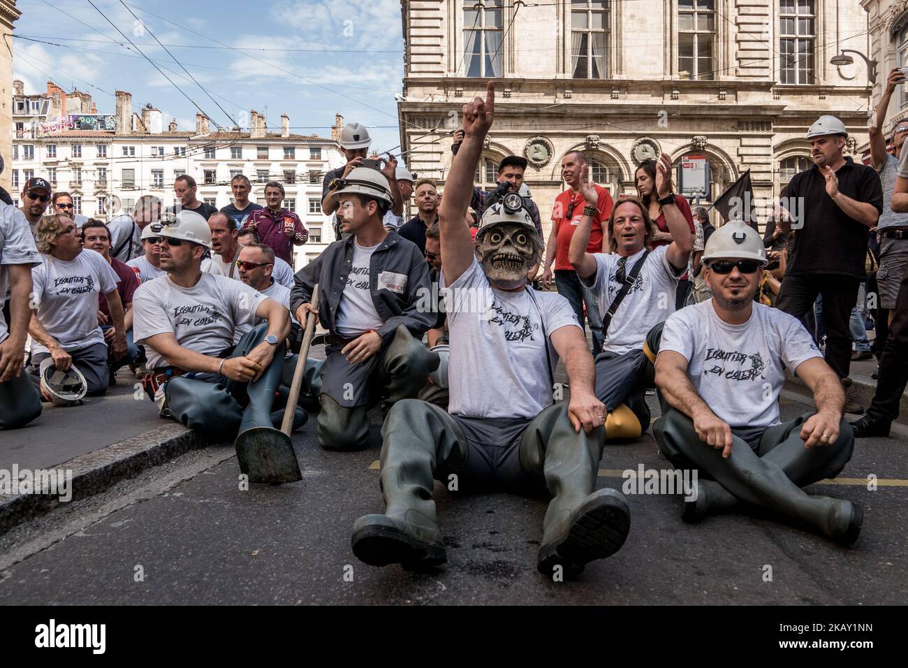 Les manifestants participent à une manifestation à 22 mai 2018, à Lyon, dans le centre-est de la France, dans le cadre d'une journée nationale de grève des employés du secteur public français pour protester contre une série de réformes proposées par le président français, qu'ils considèrent comme une attaque contre les principaux services civiques ainsi que leur propre sécurité économique. Ces arrêts font partie d’une série de manifestations de fonctionnaires contre le président français, qui s’est engagé à réduire les dépenses publiques, à réduire les emplois et à réformer une grande partie de l’État français. (Photo de Nicolas Liponne/NurPhoto) Banque D'Images