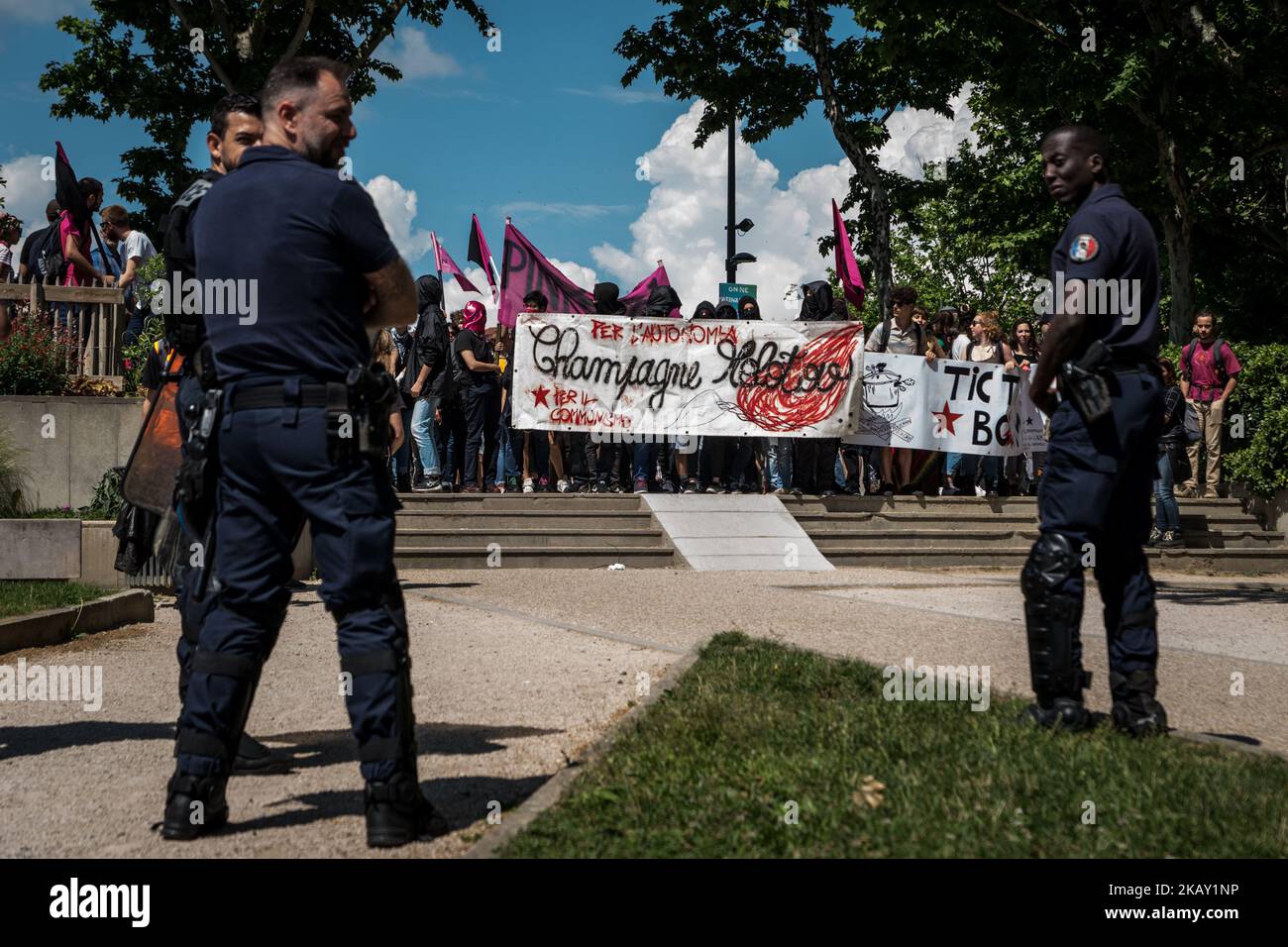 Les manifestants participent à une manifestation à 22 mai 2018, à Lyon, dans le centre-est de la France, dans le cadre d'une journée nationale de grève des employés du secteur public français pour protester contre une série de réformes proposées par le président français, qu'ils considèrent comme une attaque contre les principaux services civiques ainsi que leur propre sécurité économique. Ces arrêts font partie d’une série de manifestations de fonctionnaires contre le président français, qui s’est engagé à réduire les dépenses publiques, à réduire les emplois et à réformer une grande partie de l’État français. (Photo de Nicolas Liponne/NurPhoto) Banque D'Images