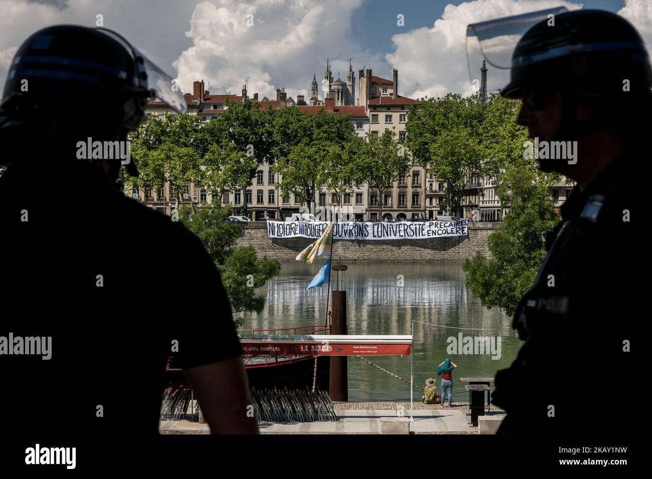 Les manifestants participent à une manifestation à 22 mai 2018, à Lyon, dans le centre-est de la France, dans le cadre d'une journée nationale de grève des employés du secteur public français pour protester contre une série de réformes proposées par le président français, qu'ils considèrent comme une attaque contre les principaux services civiques ainsi que leur propre sécurité économique. Ces arrêts font partie d’une série de manifestations de fonctionnaires contre le président français, qui s’est engagé à réduire les dépenses publiques, à réduire les emplois et à réformer une grande partie de l’État français. (Photo de Nicolas Liponne/NurPhoto) Banque D'Images