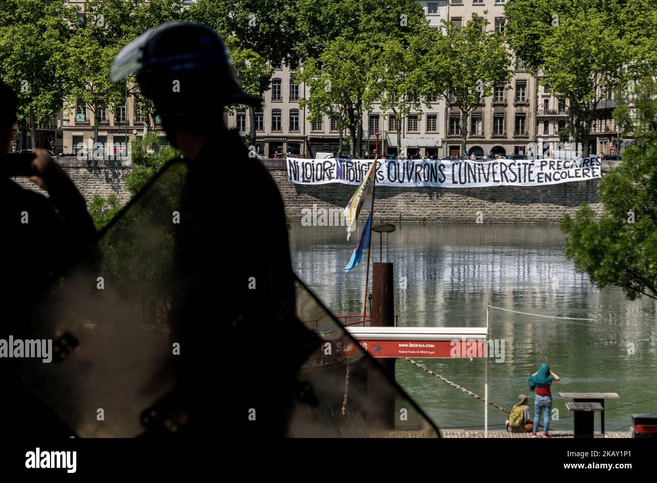 Les manifestants participent à une manifestation à 22 mai 2018, à Lyon, dans le centre-est de la France, dans le cadre d'une journée nationale de grève des employés du secteur public français pour protester contre une série de réformes proposées par le président français, qu'ils considèrent comme une attaque contre les principaux services civiques ainsi que leur propre sécurité économique. Ces arrêts font partie d’une série de manifestations de fonctionnaires contre le président français, qui s’est engagé à réduire les dépenses publiques, à réduire les emplois et à réformer une grande partie de l’État français. (Photo de Nicolas Liponne/NurPhoto) Banque D'Images