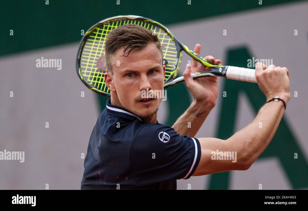 Márton Fucsovics de Hongrie retourne le ballon à Vasek Pospisil du Canada lors de la première manche du tournoi Grand Chelem de Roland Garros - jour 3 sur 29 mai 2018 à Paris, France. (Photo de Robert Szaniszló/NurPhoto) Banque D'Images