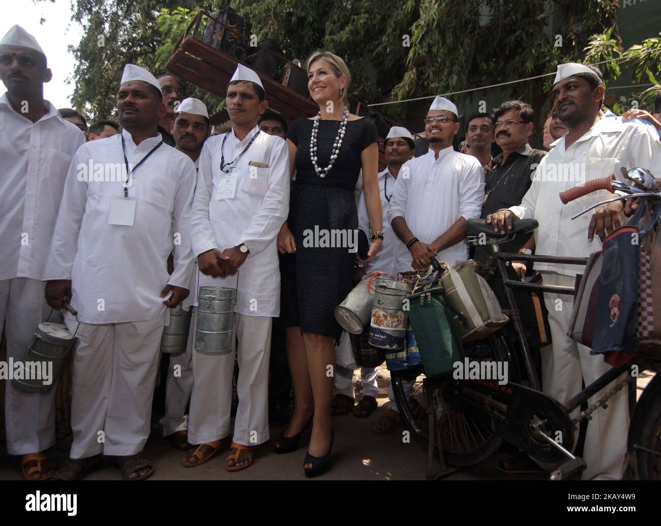 La reine Maxima des pays-Bas réagit alors qu'elle pose avec Dabbawalas, également connue sous le nom de carrelains, lors de leur rencontre à Mumbai, en Inde, sur 30 mai 2018. La Reine effectue une visite de quatre jours en Inde en sa qualité d’avocat spécial du Secrétaire général de l’ONU pour le financement inclusif pour le développement. (Photo par Prash Way/NurPhoto) Banque D'Images