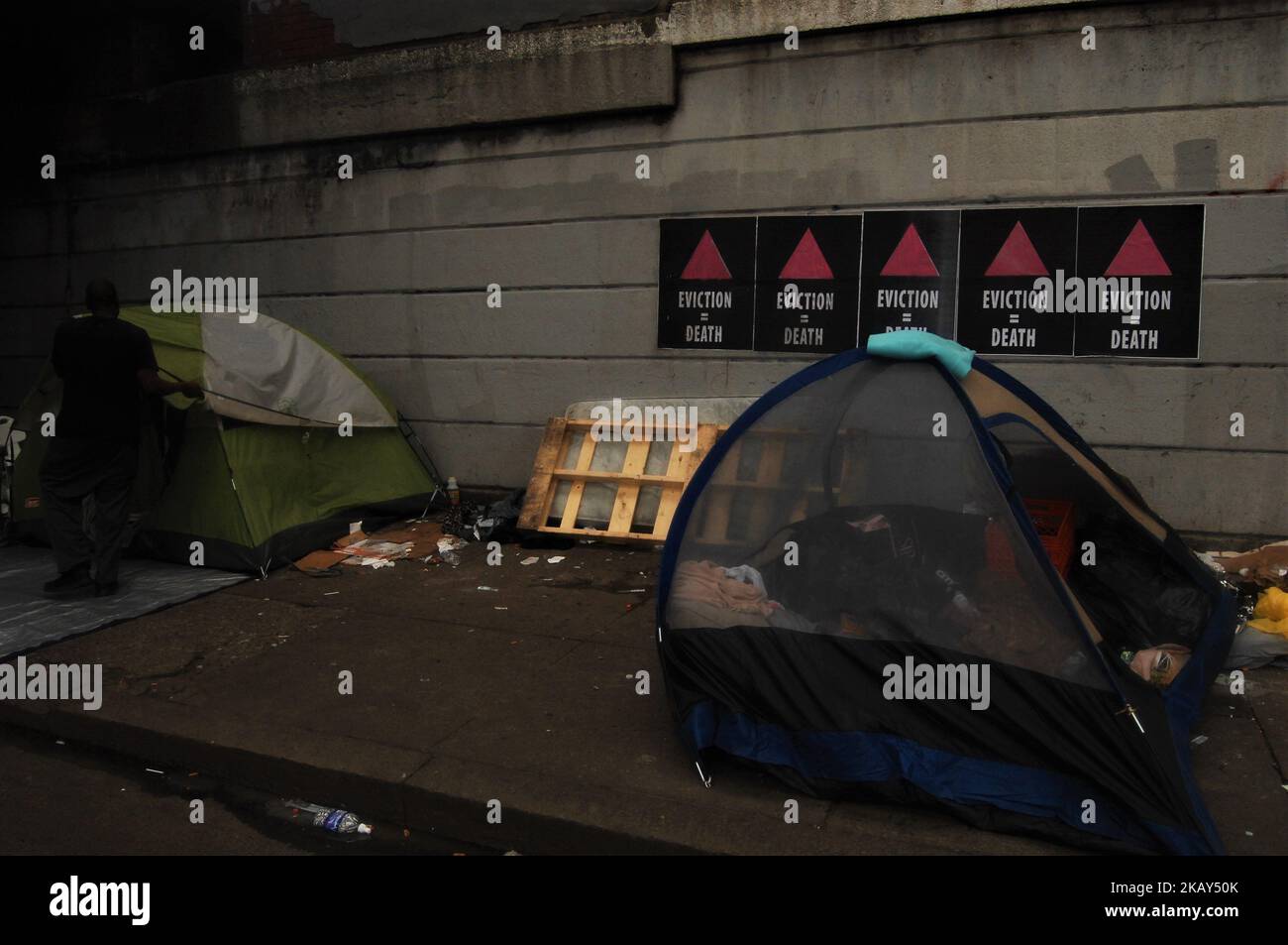 L'un des derniers résidents à être enlevé tente de sauver ses tentes pour une utilisation ultérieure avant d'être expulsé d'un campement sans abri dans la section de Kensington de Philadelphie sur 30 mai 2018. (Photo par Cory Clark/NurPhoto) Banque D'Images