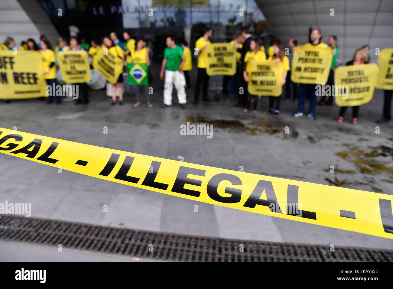 Les militants de Greenpeace et action non Violente-COP21 ont manifesté contre l'exploitation du pétrole en Amazonie lors d'une assemblée générale du géant français du pétrole Total sur 1 juin 2018 à Paris. (Photo de Julien Mattia/NurPhoto) Banque D'Images