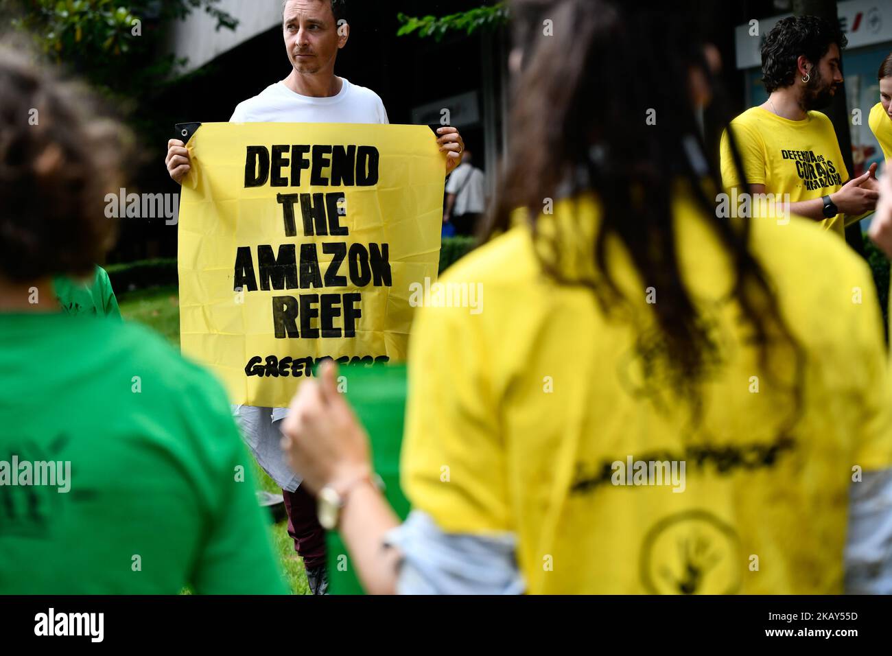 Les militants de Greenpeace et action non Violente-COP21 ont manifesté contre l'exploitation du pétrole en Amazonie lors d'une assemblée générale du géant français du pétrole Total sur 1 juin 2018 à Paris. (Photo de Julien Mattia/NurPhoto) Banque D'Images