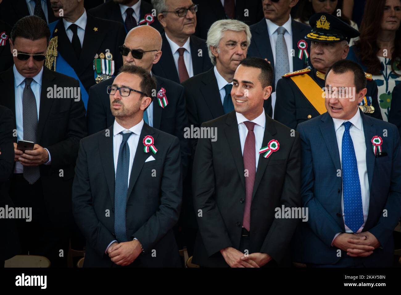 (De L) le ministre italien de la Justice Alfonso Bonafede, le ministre italien du travail et de l'industrie et vice-premier ministre Luigi Di Maio et membre du Parti démocratique (PD) Ettore Rosato lors d'une cérémonie marquant l'anniversaire de la République italienne (jour de la République) sur 2 juin 2018 à Piazza Venezia, à Rome. (Photo par Andrea Ronchini/NurPhoto) Banque D'Images