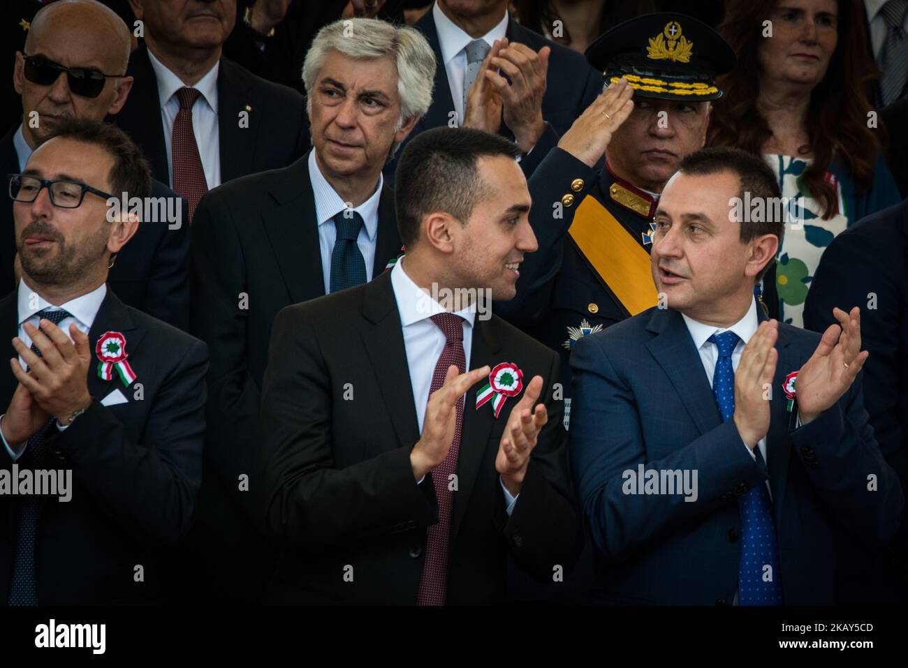 (De L) le ministre italien de la Justice Alfonso Bonafede, le ministre italien du travail et de l'industrie et vice-premier ministre Luigi Di Maio et membre du Parti démocratique (PD) Ettore Rosato lors d'une cérémonie marquant l'anniversaire de la République italienne (jour de la République) sur 2 juin 2018 à Piazza Venezia, à Rome. (Photo par Andrea Ronchini/NurPhoto) Banque D'Images