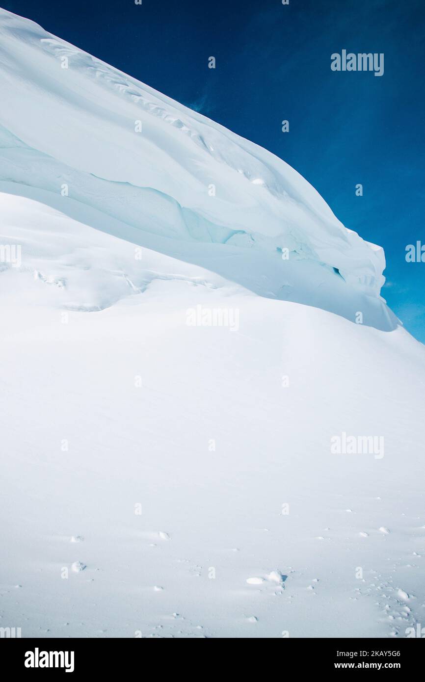 Un cliché vertical de la neige de Geilo sur fond bleu ciel en Norvège Banque D'Images