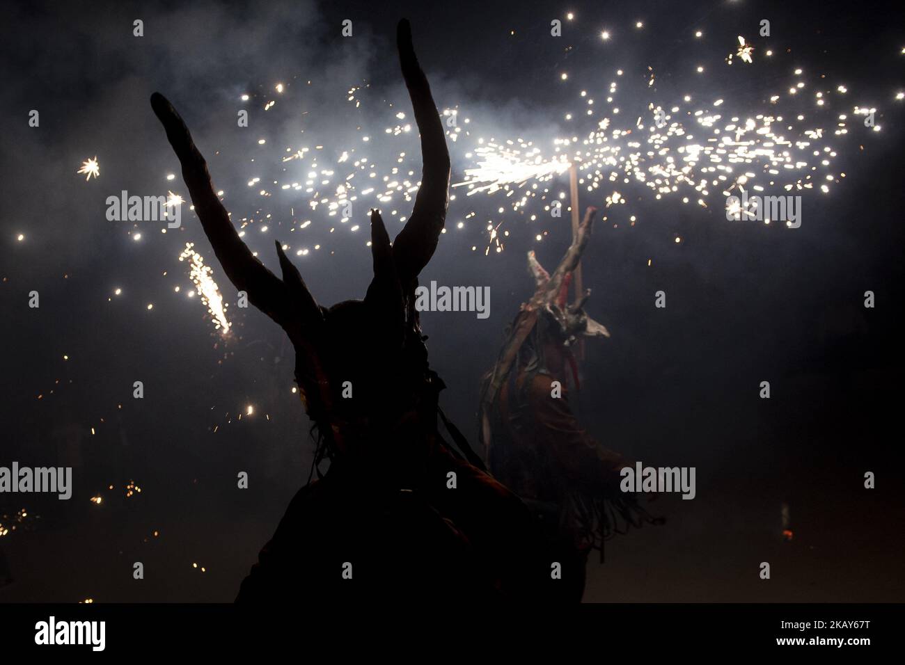 Une personne habillée comme un diable portant une torche marche parmi la foule pendant le festival traditionnel de Colacho. Les diables pourchassent les gens avec le feu pendant le festival traditionnel Colacho à Castrillo de Murcia, Burgos. Espagne, le 2nd juin 2018. (Photo de COOLMedia/NurPhoto) Banque D'Images
