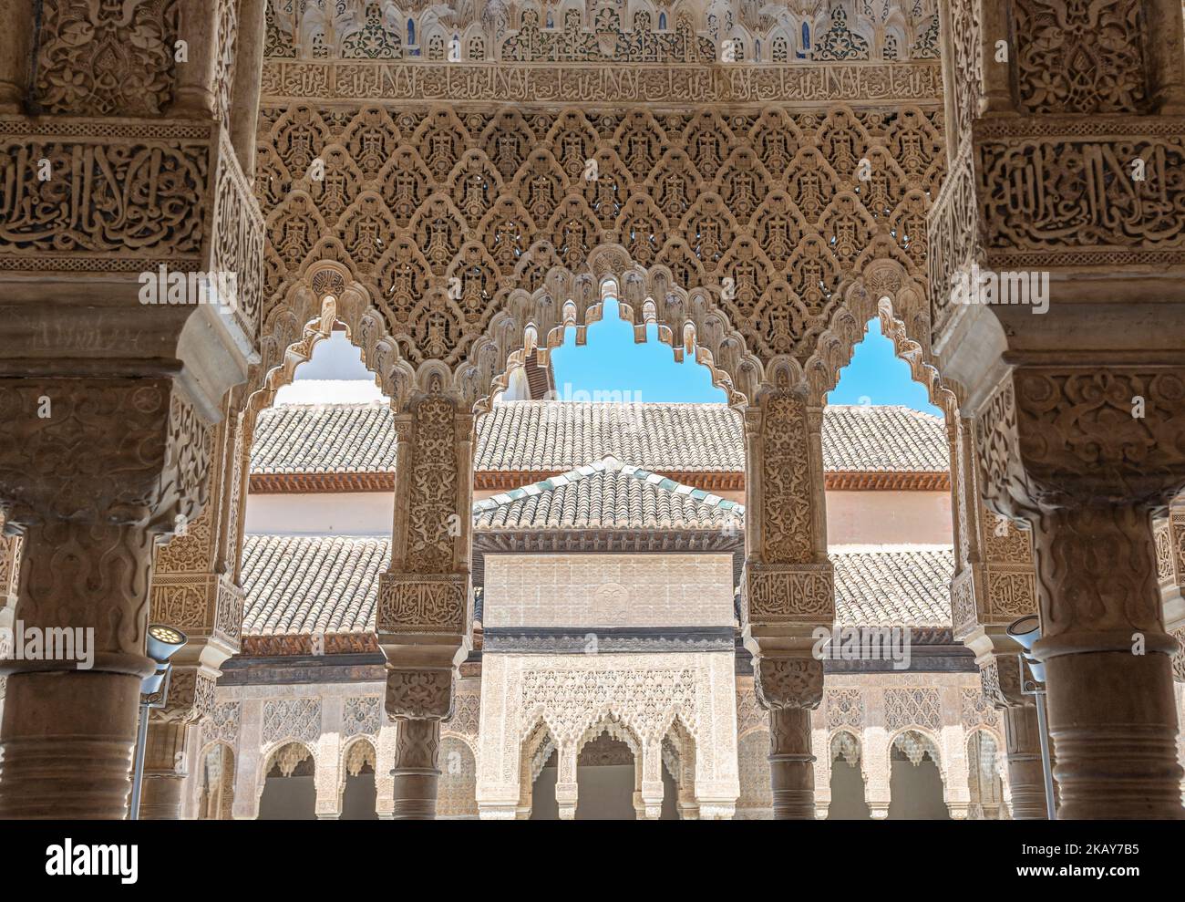 Hermosa arquitectura de arte nazarà en el patio de los leones de la Alhambra de Granada, España Banque D'Images