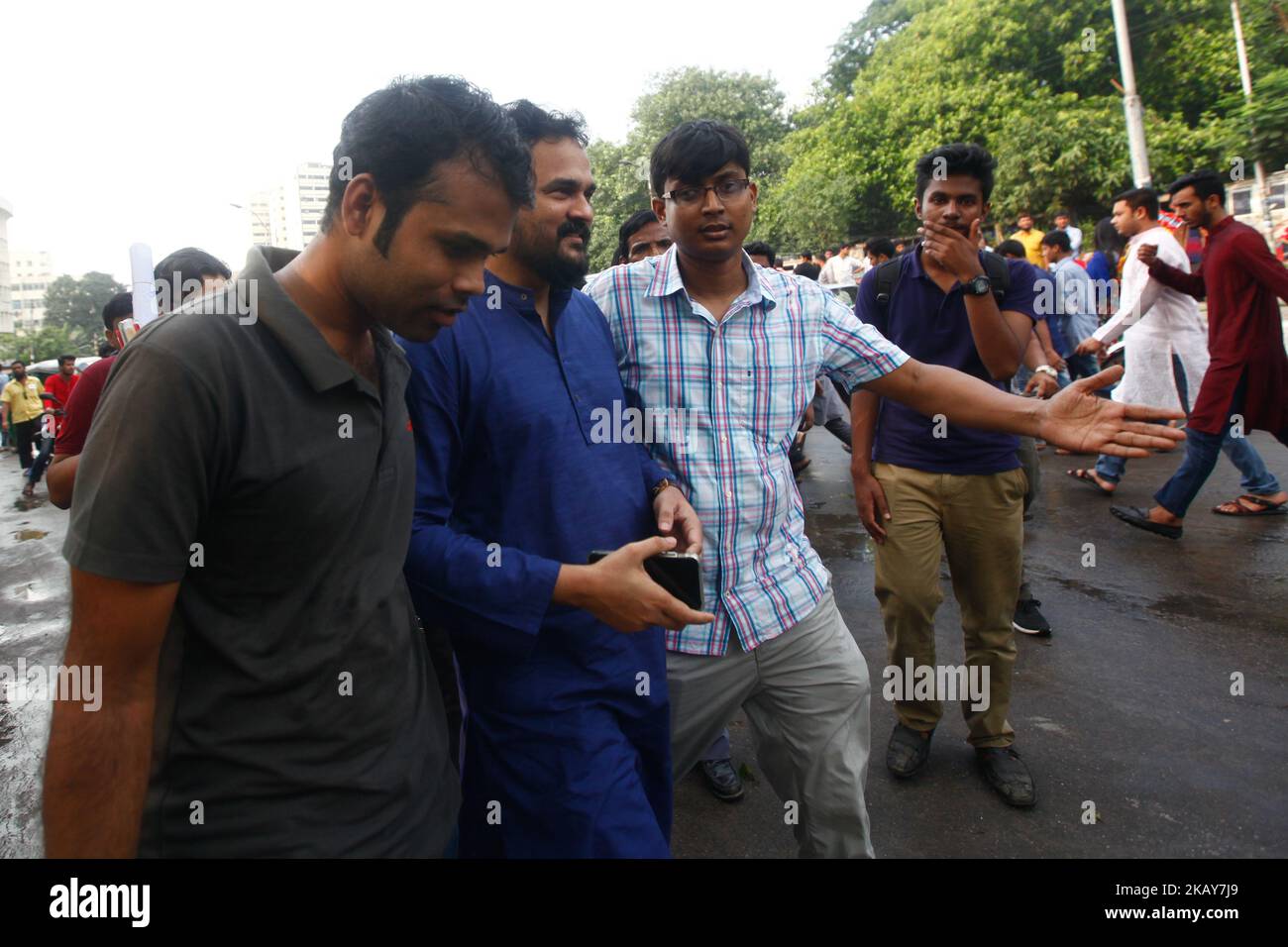 Le bataillon d'action rapide de la force d'élite bangladaise ou RAB a arrêté le porte-parole de Ganajagaran Mancha, Imran H Sarker, en prévision d'un rassemblement contre les exécutions extrajudiciaires au Bangladesh sur 6 juin 2018. (Photo de Mehedi Hasan/NurPhoto) Banque D'Images