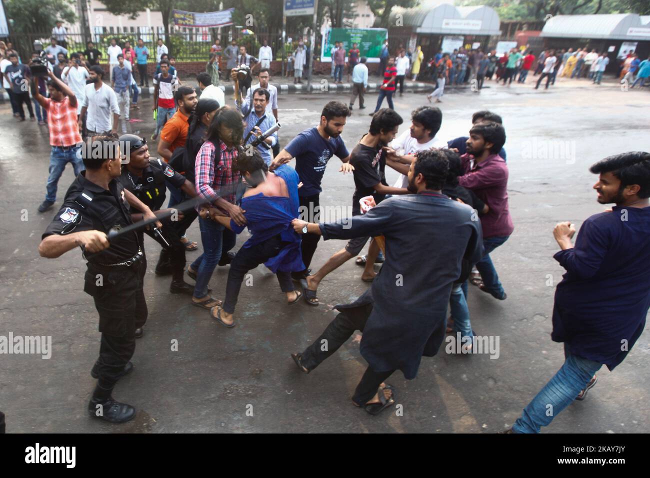 L'élite bangladaise de la force d'action rapide ou l'accusation de bâton de la RAB lors de l'arrestation du porte-parole de Ganajagaran Mancha, Imran H Sarker, en prévision d'un rassemblement prévu contre les exécutions extrajudiciaires au Bangladesh sur 6 juin 2018 (photo de Mehedi Hasan/NurPhoto) Banque D'Images