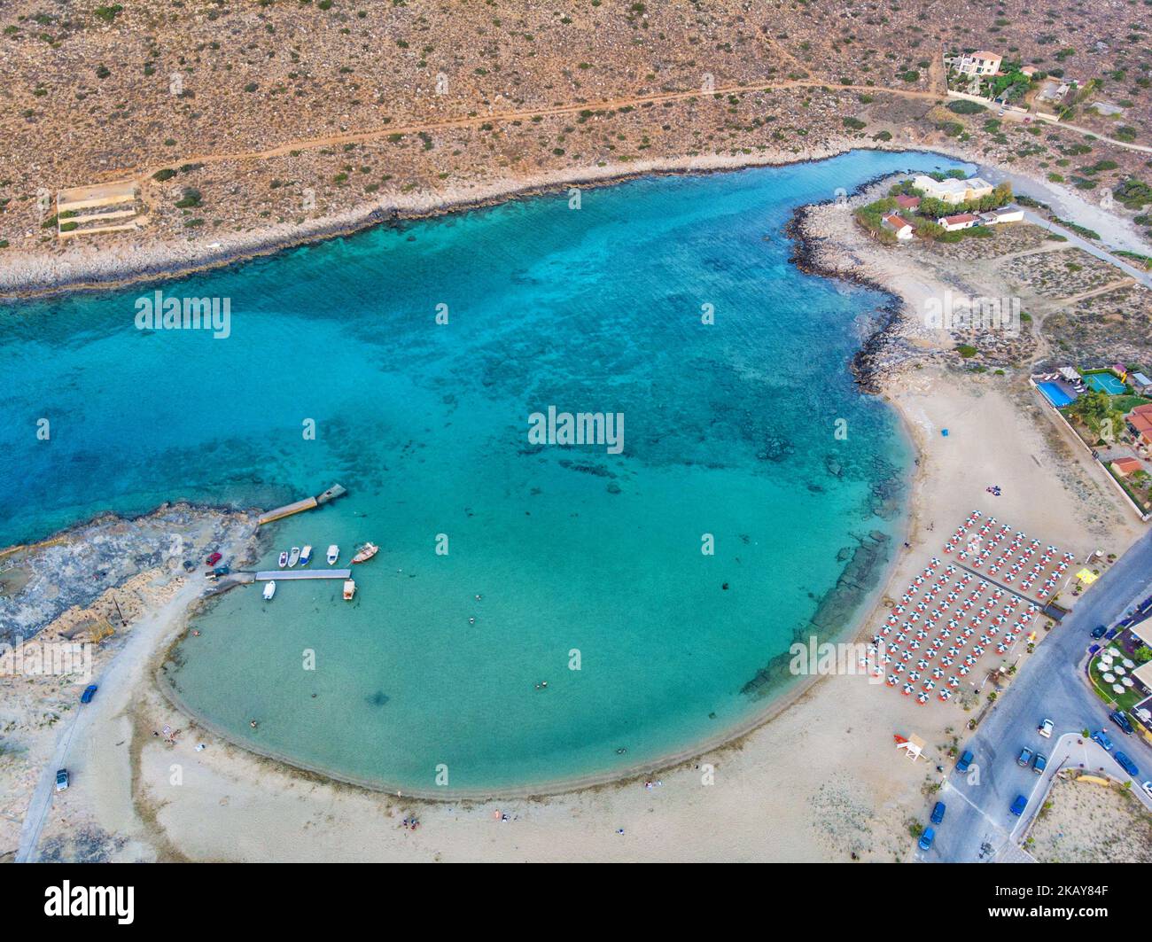 Images aériennes de la plage de Stavros, île de Crète, Grèce, le 3 juin 2018. La fin de la péninsule formant une étonnante baie protégée avec une colline escarpée en arrière-plan, une plage de sable et un peu de mer pour les bateaux de pêche. La plage de Stavros est proche de la ville de Chania. Stavros Beach a été l'endroit où la danse grecque Zorba a été filmée. C'est un pays accidenté se terminant par une belle plage claire. (Photo de Nicolas Economou/NurPhoto) Banque D'Images