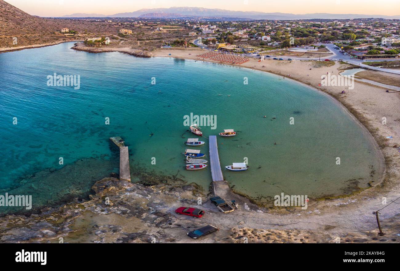 Images aériennes de la plage de Stavros, île de Crète, Grèce, le 3 juin 2018. La fin de la péninsule formant une étonnante baie protégée avec une colline escarpée en arrière-plan, une plage de sable et un peu de mer pour les bateaux de pêche. La plage de Stavros est proche de la ville de Chania. Stavros Beach a été l'endroit où la danse grecque Zorba a été filmée. C'est un pays accidenté se terminant par une belle plage claire. (Photo de Nicolas Economou/NurPhoto) Banque D'Images