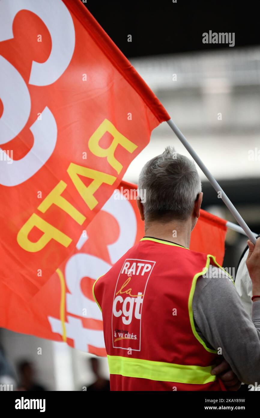 Rassemblement en faveur d'Alexis Louvet, activiste de la CGT RATP du Centre-bus de la RATP à Pleyel, Et élu CGT au CDEP bus de la RATP, vient de recevoir une lettre recommandée avec accusé de réception l'informant qu'il comparaîtrait devant le conseil disciplinaire de la RATP le 8 juin 2018.(photo de Julien Mattia/NurPhoto) Banque D'Images