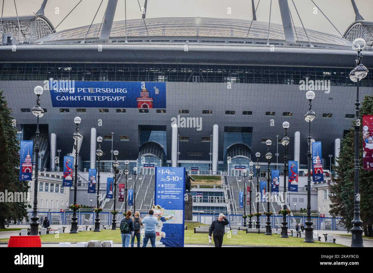 Stade de Saint-Pétersbourg le stade a été ouvert en 2017 pour la coupe des Confédérations de la FIFA avec une capacité de 67 000 spectateurs, sur 05 juin 2018. Deux semaines avant le début de la coupe du monde de la FIFA, Russie 2018, l'expédition internationale des médias a été organisée par l'Agence fédérale des affaires de la jeunesse de la Fédération de Russie entre 01-07 juin 2018. 50 journalistes, blogueurs et vidéastes du monde entier sont venus en Russie pour voir les sites les plus célèbres de 10 villes accueillant la coupe du monde 2018, pour admirer la nature russe merveilleuse, pour découvrir l'infrastructure construite pour l'événement principal du monde du football Banque D'Images