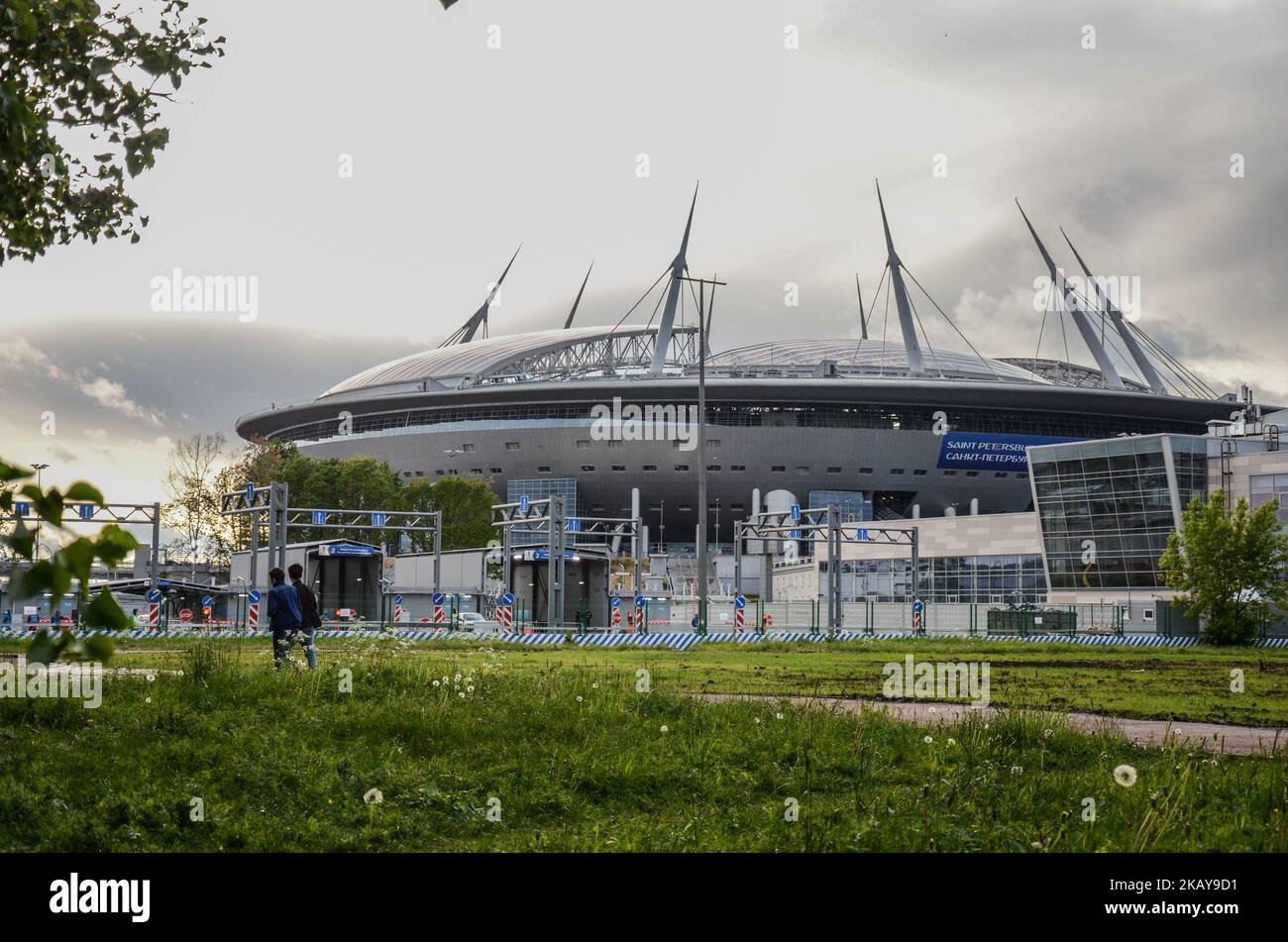 Stade de Saint-Pétersbourg le stade a été ouvert en 2017 pour la coupe des Confédérations de la FIFA avec une capacité de 67 000 spectateurs, sur 05 juin 2018. Deux semaines avant le début de la coupe du monde de la FIFA, Russie 2018, l'expédition internationale des médias a été organisée par l'Agence fédérale des affaires de la jeunesse de la Fédération de Russie entre 01-07 juin 2018. 50 journalistes, blogueurs et vidéastes du monde entier sont venus en Russie pour voir les sites les plus célèbres de 10 villes accueillant la coupe du monde 2018, pour admirer la nature russe merveilleuse, pour découvrir l'infrastructure construite pour l'événement principal du monde du football Banque D'Images