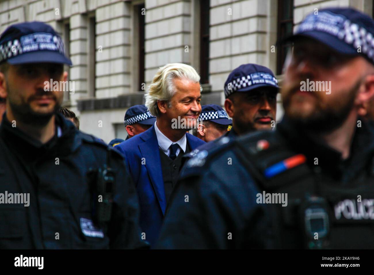 Le chef néerlandais de l'opposition, Geert Wilders, du Parti nationaliste pour la liberté, entouré par la police lors d'une manifestation « Free Tommy Robinson » où il a parlé à la foule de Whitehall sur 9 juin 2018 à Londres, en Angleterre. Les manifestants appellent à la libération du chef de la Ligue de défense anglaise (EDL) Tommy Robinson qui purge 13 mois de prison pour outrage au tribunal. (Photo par Alex Cavendish/NurPhoto) Banque D'Images