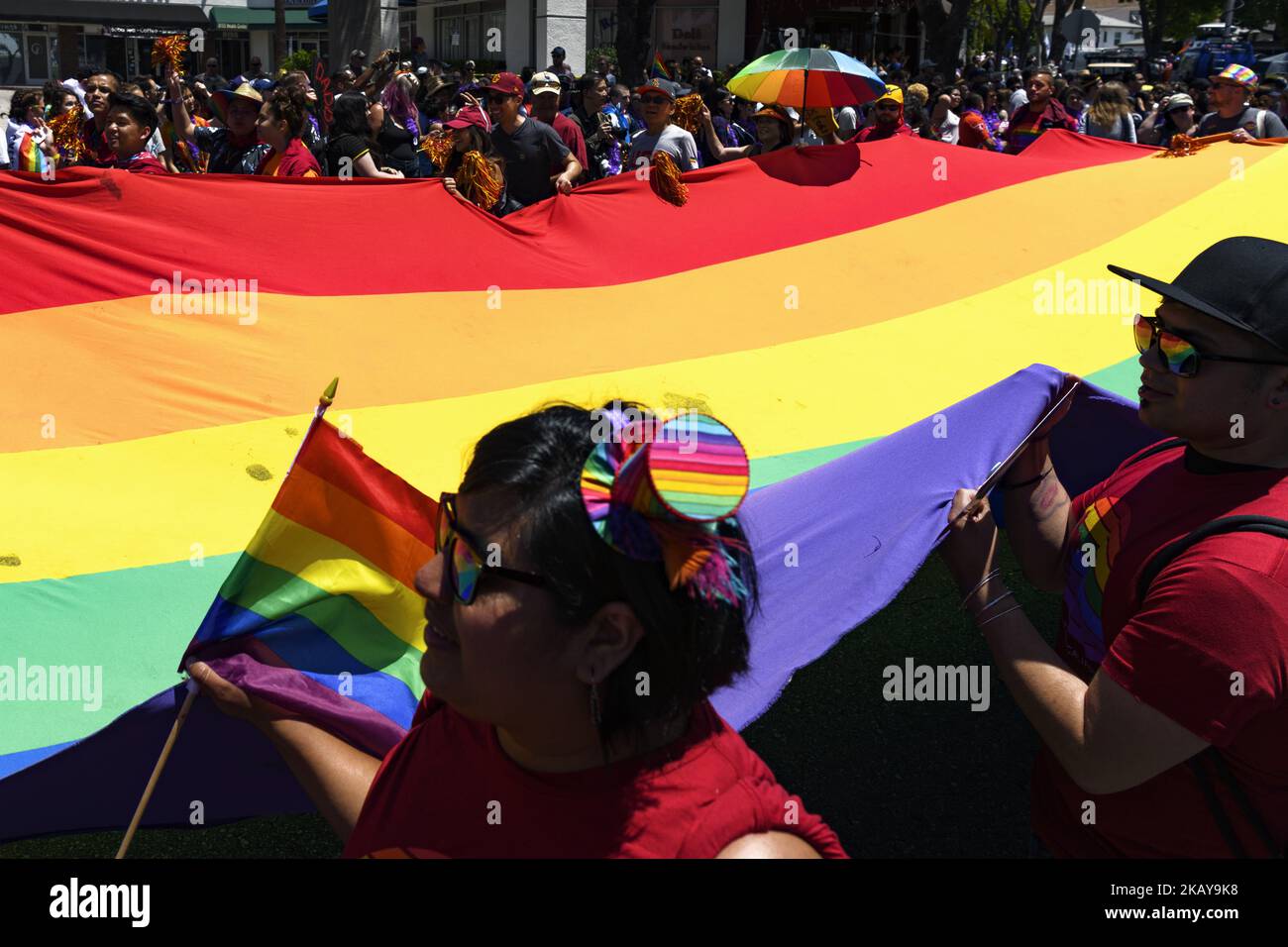 Les gens portent un drapeau arc-en-ciel géant lors de la parade LA Pride à West Hollywood, Californie sur 10 juin 2018. La célébration annuelle du LGBTQ a attiré une foule estimée à 150 000 personnes. (Photo de Ronen Tivony/NurPhoto) Banque D'Images