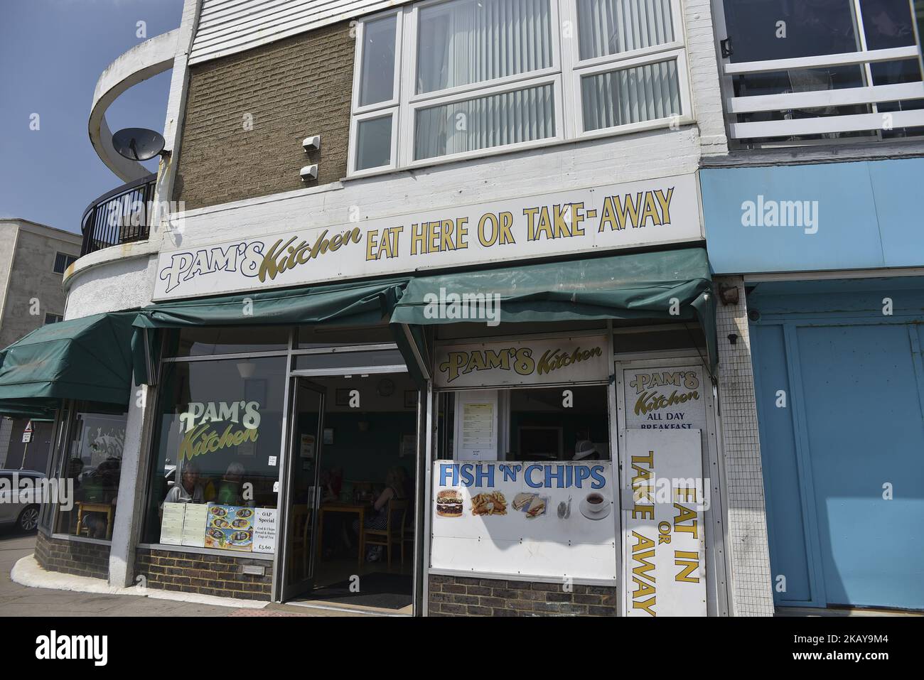 La vie quotidienne est représentée dans la ville de Hastings, dans l'est du Sussex, sur 10 juin 2018. Hastings est une ville et un quartier dans East Sussex sur la côte sud de l'Angleterre. Hastings donne son nom à la bataille de Hastings, qui a eu lieu à 8 mi (13 km) au nord à Senlac Hill en 1066. La ville devint plus tard l'un des ports médiévaux de Cinque, et une station balnéaire populaire au 19th siècle avec l'arrivée du chemin de fer. Aujourd'hui, Hastings est un port de pêche doté d'une flotte de pêche sur la plage. (Photo par Alberto Pezzali/NurPhoto) Banque D'Images