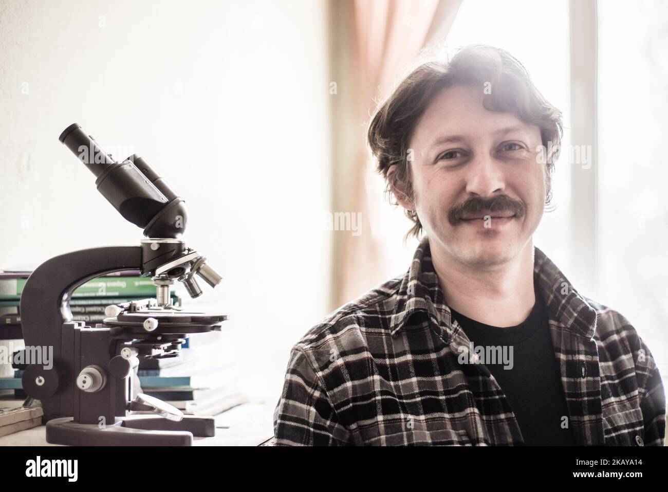 Pavel Goldin sur son lieu de travail à l'Académie nationale des sciences d'Ukraine, Kiev, Ukraine, le 2018 mars. Pavel Goldin est un scientifique spécialisé dans la morphologie évolutive des mammifères marins. Il a été professeur agrégé à l'Université nationale de Taurida en Crimée. Après l'annexion de la Crimée par la Russie en 2014, il s'installe à Kiev et commence à travailler comme chercheur principal à l'Académie nationale des sciences d'Ukraine. ( (Photo par Oleksandr Rupeta/NurPhoto)) Banque D'Images