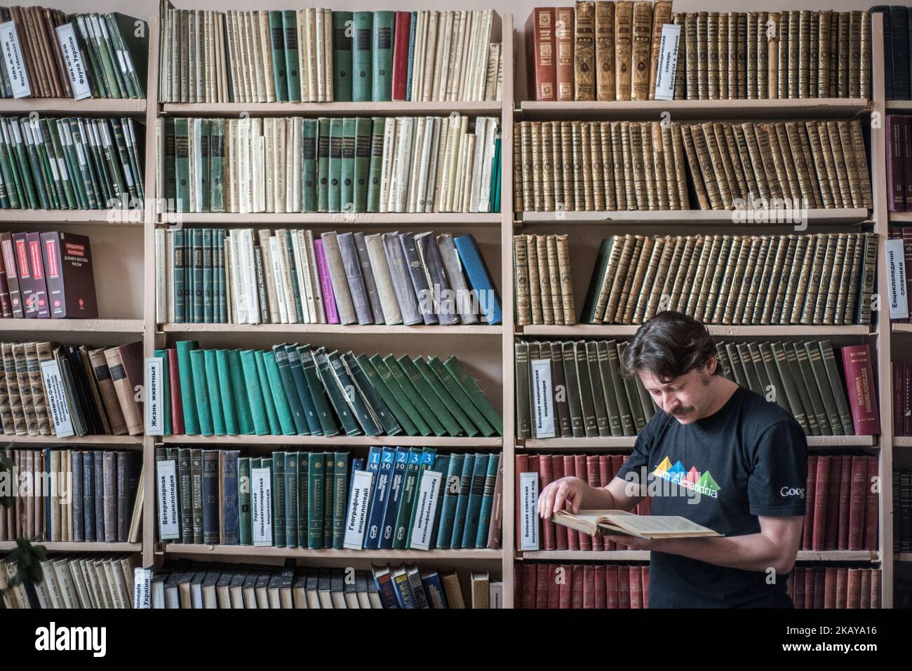 Pavel Goldin sur son lieu de travail à l'Académie nationale des sciences d'Ukraine, Kiev, Ukraine, le 2018 mars. Pavel Goldin est un scientifique spécialisé dans la morphologie évolutive des mammifères marins. Il a été professeur agrégé à l'Université nationale de Taurida en Crimée. Après l'annexion de la Crimée par la Russie en 2014, il s'installe à Kiev et commence à travailler comme chercheur principal à l'Académie nationale des sciences d'Ukraine. ( (Photo par Oleksandr Rupeta/NurPhoto)) Banque D'Images