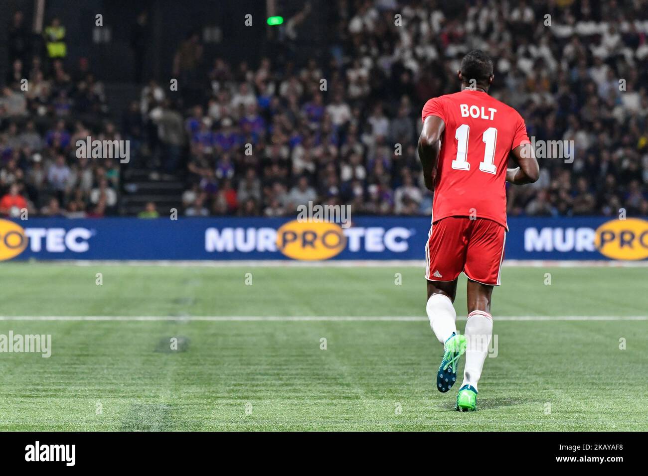 Usain Bolt de la FIFA 98 se remémore lors d'un match de football d'exposition entre l'équipe nationale française de football de la coupe du monde 1998 et la FIFA 98 composée d'anciens joueurs internationaux, pour marquer le 20th anniversaire de la victoire de la coupe du monde 1998 en France, sur 12 juin 2018 à l'U Arena de Nanterre, près de Paris. (Photo de Julien Mattia/NurPhoto) Banque D'Images