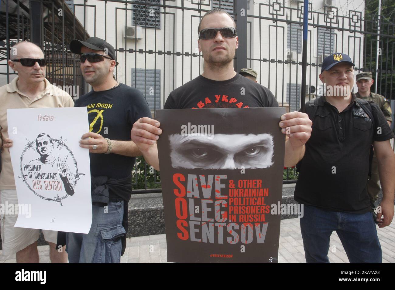Les activistes tiennent des pancartes alors qu'ils prennent part à une manifestation pour la libération du directeur ukrainien Oleg Sentsov et d'autres prisonniers politiques, près de l'Embasy russe à Kiev, Ukraine, le 13 juin 2018. (Photo par STR/NurPhoto) Banque D'Images