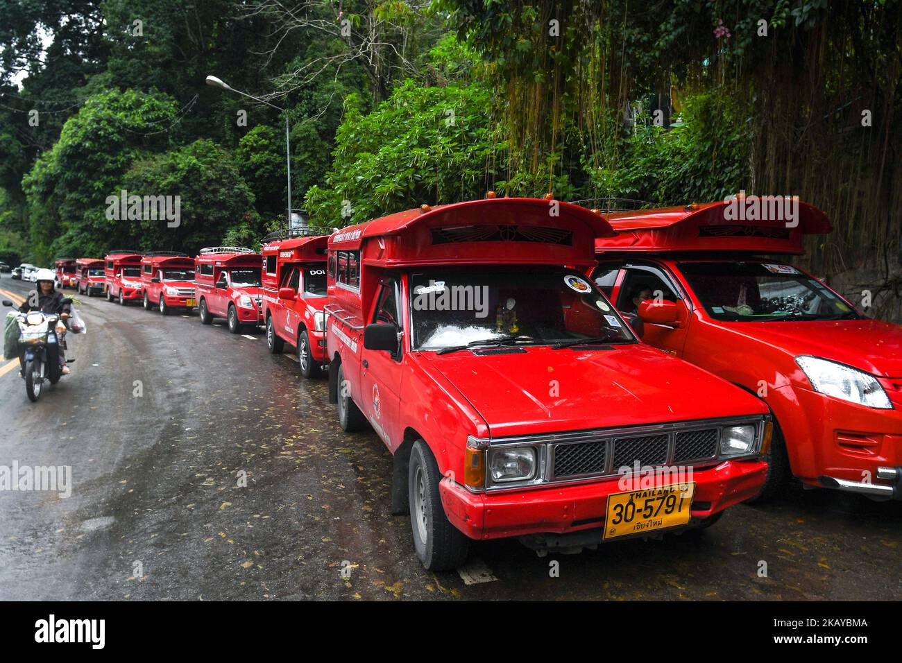 Une vue d'une ligne de Songtaew, un camion rouge en commun taxi, qui attend les passagers devant le temple Wat Phrathat Doi Suthep près de Chiang Mai. Mercredi, 13 juin 2018, à Wat Phrathat Doi Suthep, Chiang Mai, Thaïlande. (Photo par Artur Widak/NurPhoto) Banque D'Images