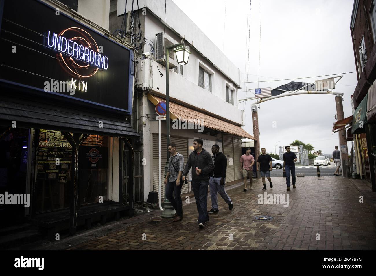 LES militaires AMÉRICAINS ont été vus marcher devant un bar près du camp Hansen du corps des Marines américains pendant leur congé le vendredi, 15 juin 2018 à Ginoza, préfecture d'Okinawa, au Japon. (Photo: Richard Atrero de Guzman / Nur photo ) (photo de Richard Atrero de Guzman / NurPhoto) Banque D'Images