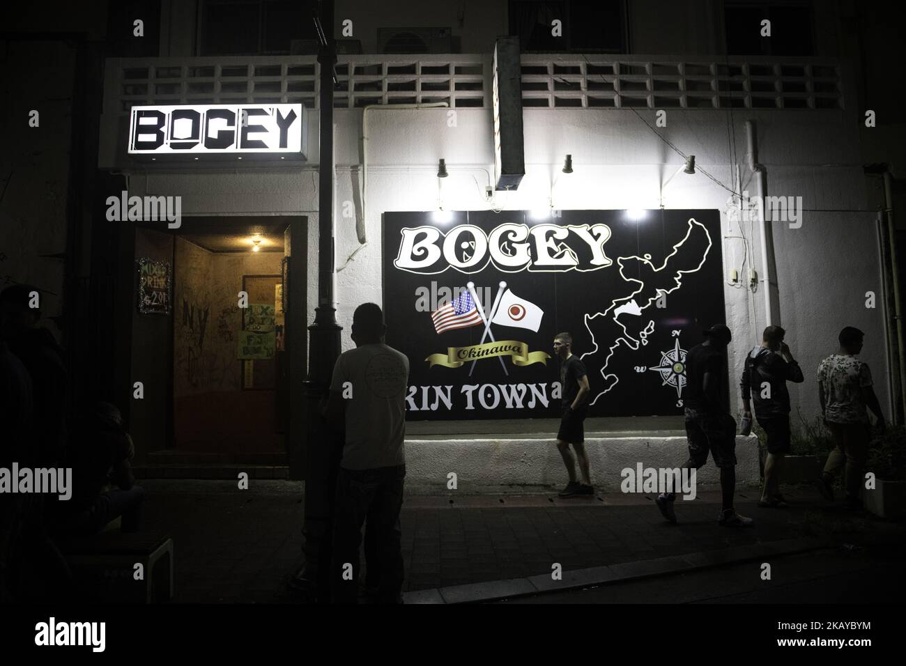 LES militaires AMÉRICAINS ont été vus marcher devant un bar près du camp Hansen du corps des Marines américains pendant la nuit de service un vendredi, 15 juin 2018 à Ginoza, préfecture d'Okinawa, Japon. (Photo de Richard Atrero de Guzman/NurPhoto) Banque D'Images