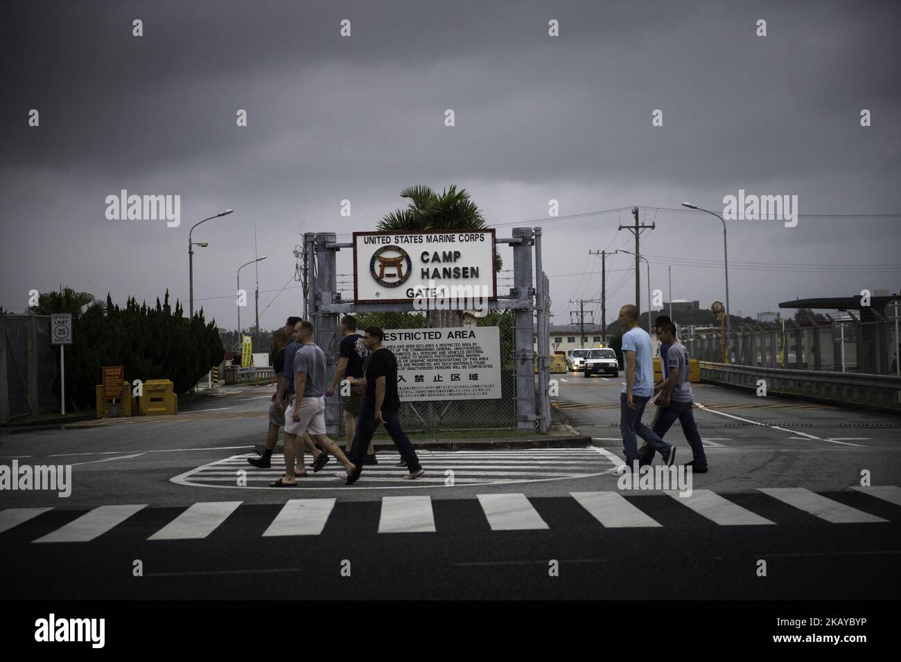 Les militaires AMÉRICAINS ont été vus marcher devant la porte du Camp Hansen du corps des Marines américains pendant leur congé de service vendredi, 15 juin 2018 à Ginoza, préfecture d'Okinawa, au Japon. (Photo de Richard Atrero de Guzman/NurPhoto) Banque D'Images