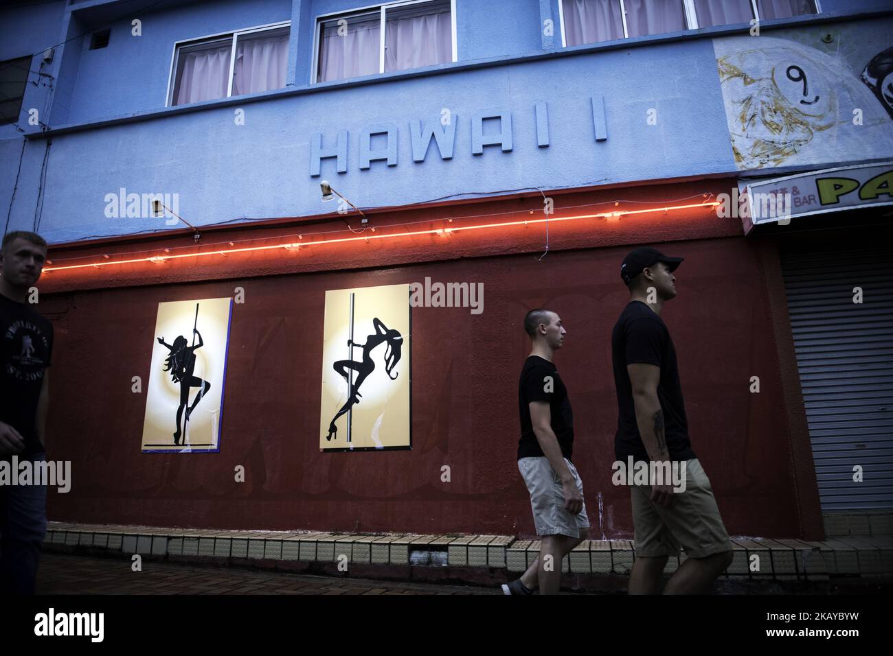 LES militaires AMÉRICAINS ont été vus marcher devant un bar près du camp Hansen du corps des Marines américains pendant leur congé le vendredi, 15 juin 2018 à Ginoza, préfecture d'Okinawa, au Japon. (Photo de Richard Atrero de Guzman/NurPhoto) Banque D'Images
