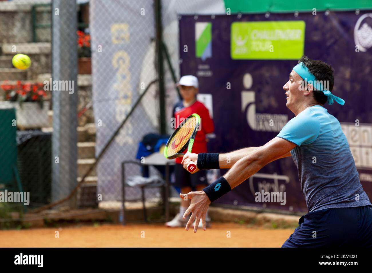 Agustin Velotti pendant le match entre Agustin Velotti (ARG) et Raul Brancaccio (ITA) pendant le jour 1 à l'Interzionali di tennis Città dell'Aquila (ATP Challenger l'Aquila) à l'Aquila, en Italie, sur 16 juin 2018. (Photo de Manuel Romano/NurPhoto) Banque D'Images