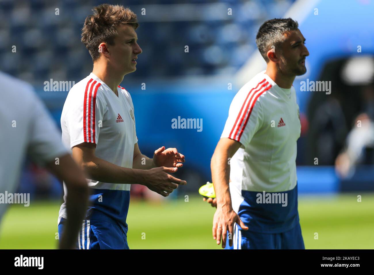 Aleksandr Golovin (L) de l'équipe nationale russe de football participe à une session d'entraînement au stade de Saint-Pétersbourg à Saint-Pétersbourg, sur 18 juin 2018, avant le match de la coupe du monde de la FIFA 2018 entre l'Égypte et l'Iran. (Photo par Igor Russak/NurPhoto) Banque D'Images