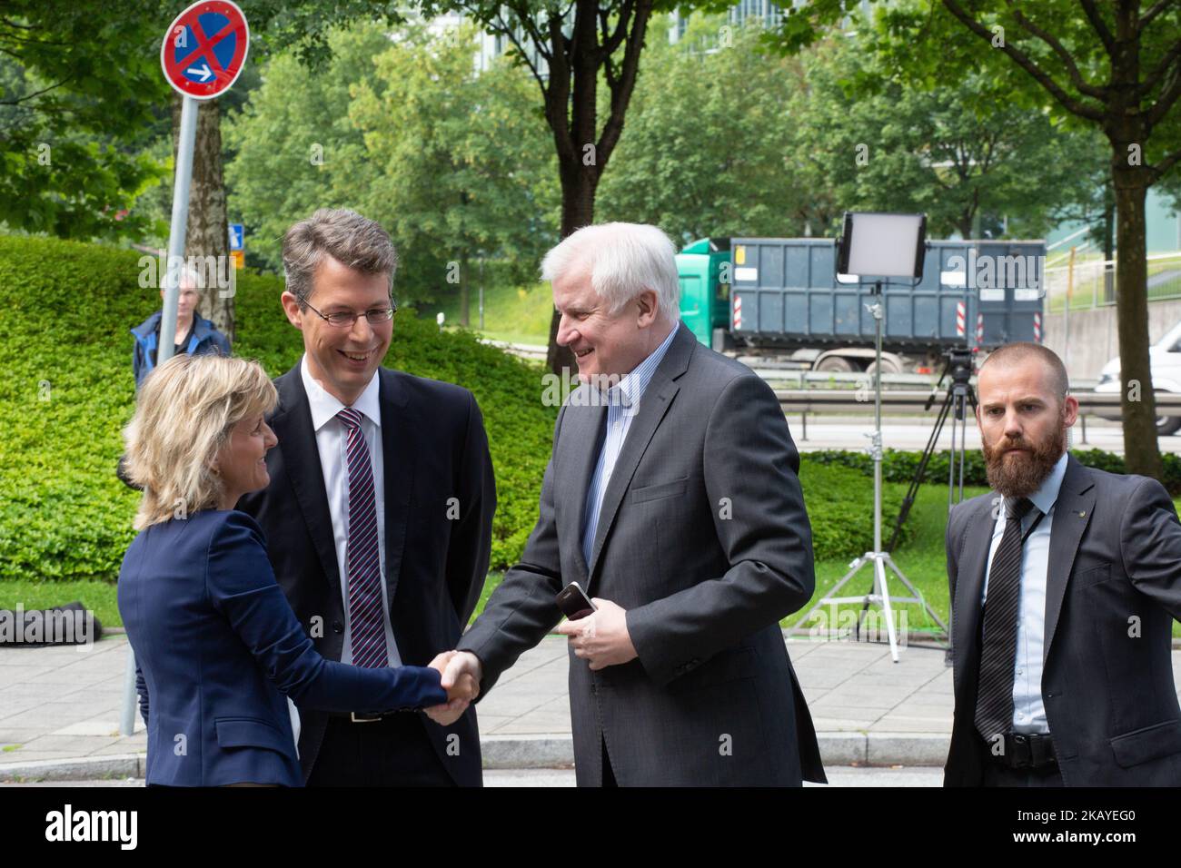 Markus Blume, Daniela Ludwig et Horst Seehofer se secouent les mains. L'Union sociale chrétienne (CSU) a tenu une réunion du conseil d'administration à Munich, en Allemagne, le 18 juin 2018, où ils ont discuté de l'argumence avec la chancelière allemande Angela Merkel et son Union chrétienne-démocrate sur la crise des réfugiés et les migrations. (Photo par Alexander Pohl/NurPhoto) Banque D'Images