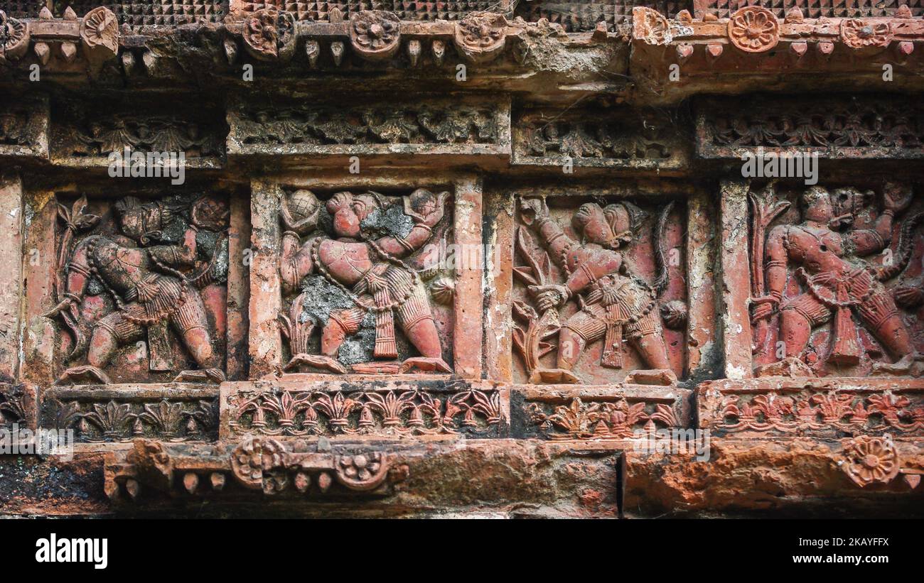 Vue rapprochée de la sculpture en terre cuite détail de la scène de Ramayana avec des singes sur le magnifique temple ancien à Puthia, dans le district de Rajshahi, au Bangladesh Banque D'Images