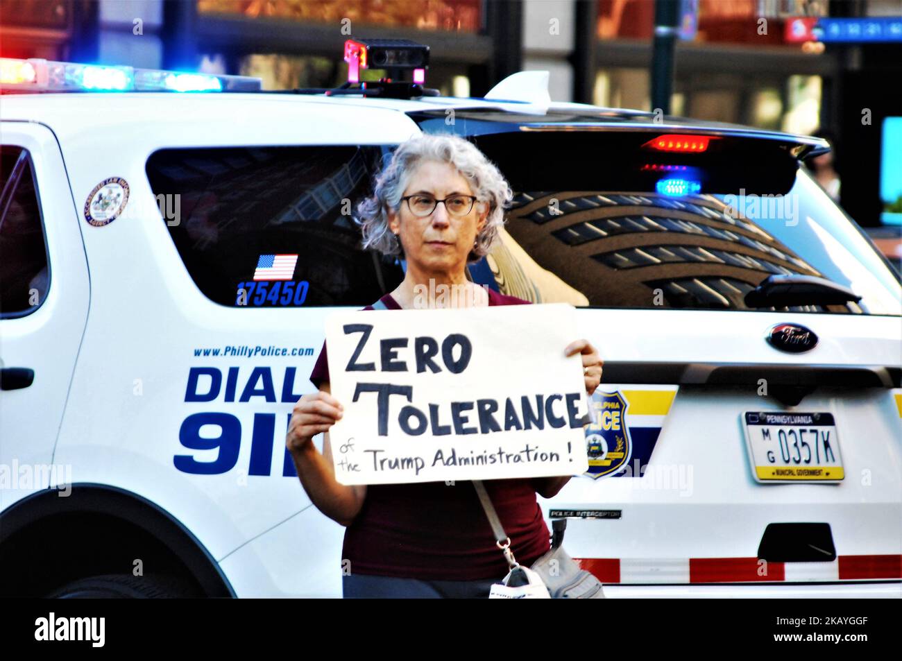 Des milliers de Philadelphiens se sont rassemblés sur la place Rittenhouse pour protester contre un collecteur de fonds GOP où Mike Pence s'est exprimé sur la politique d'immigration des administrations Trump qui sépare les enfants des familles qui cherchent le statut de réfugié à la frontière entre les États-Unis et le Mexique à Philadelphie sur 19 juin 2018. (Photo par Cory Clark/NurPhoto) Banque D'Images