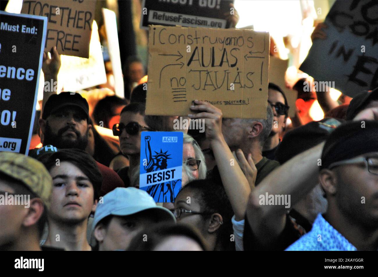 Des milliers de Philadelphiens se sont rassemblés sur la place Rittenhouse pour protester contre un collecteur de fonds GOP où Mike Pence s'est exprimé sur la politique d'immigration des administrations Trump qui sépare les enfants des familles qui cherchent le statut de réfugié à la frontière entre les États-Unis et le Mexique à Philadelphie sur 19 juin 2018. (Photo par Cory Clark/NurPhoto) Banque D'Images