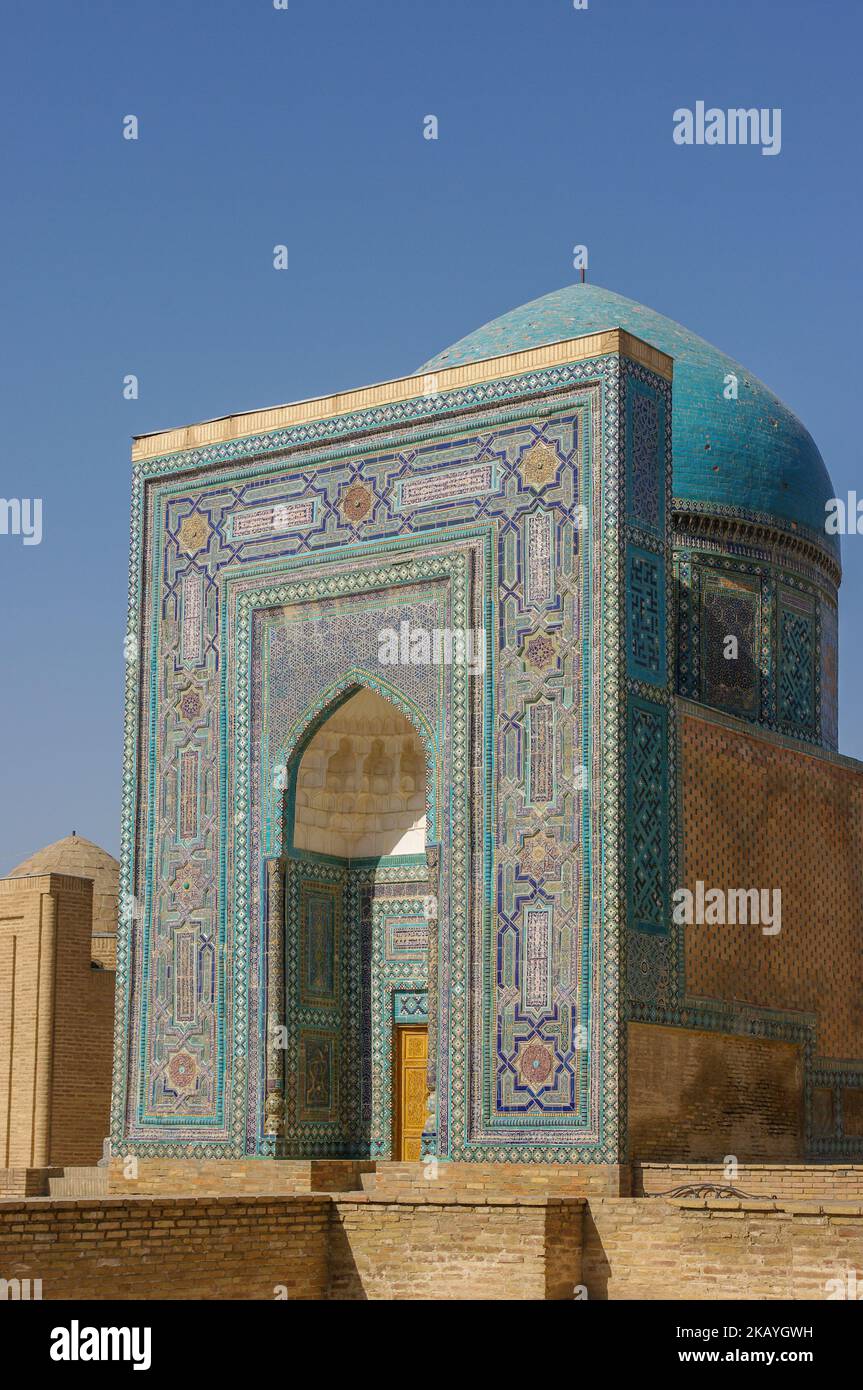 Vue latérale du mausolée médiéval avec mosaïque bleue et dôme turquoise à la nécropole Shah-i-Zinda, classée au patrimoine mondial de l'UNESCO, Samarkand, Ouzbékistan Banque D'Images