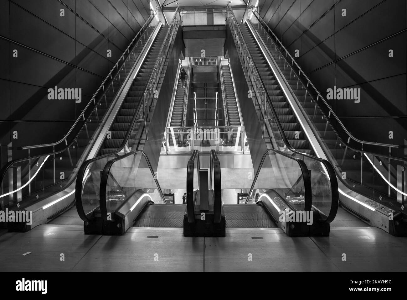 Une belle photo de quelques escaliers mécaniques dans un bâtiment en niveaux de gris Banque D'Images