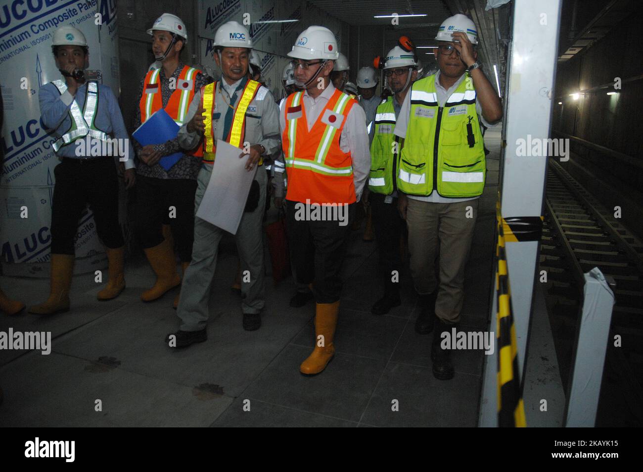 Le ministre des Affaires étrangères du Japon, Taro Kono (Orange vest) visite au projet de forage d'un tunnel pour la station de transport rapide de masse (Mass Rapid Transit/SUBWAY) de la station de métro de Bunyan HI, Djakarta sur 25 juin,2016. La visite du ministre des Affaires étrangères, Taro Kono, en Indonésie, ainsi que 60 ans de relations diplomatiques entre l'Indonésie et le Japon. (Photo de Dasril Roszandi/NurPhoto) Banque D'Images