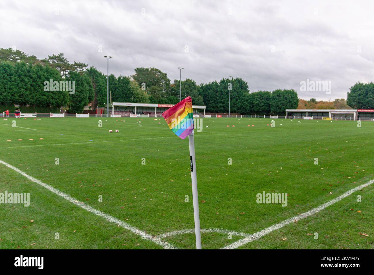 Drapeau d'angle avec drapeau d'angle arc-en-ciel LBGT au terrain de football Lincoln United Banque D'Images