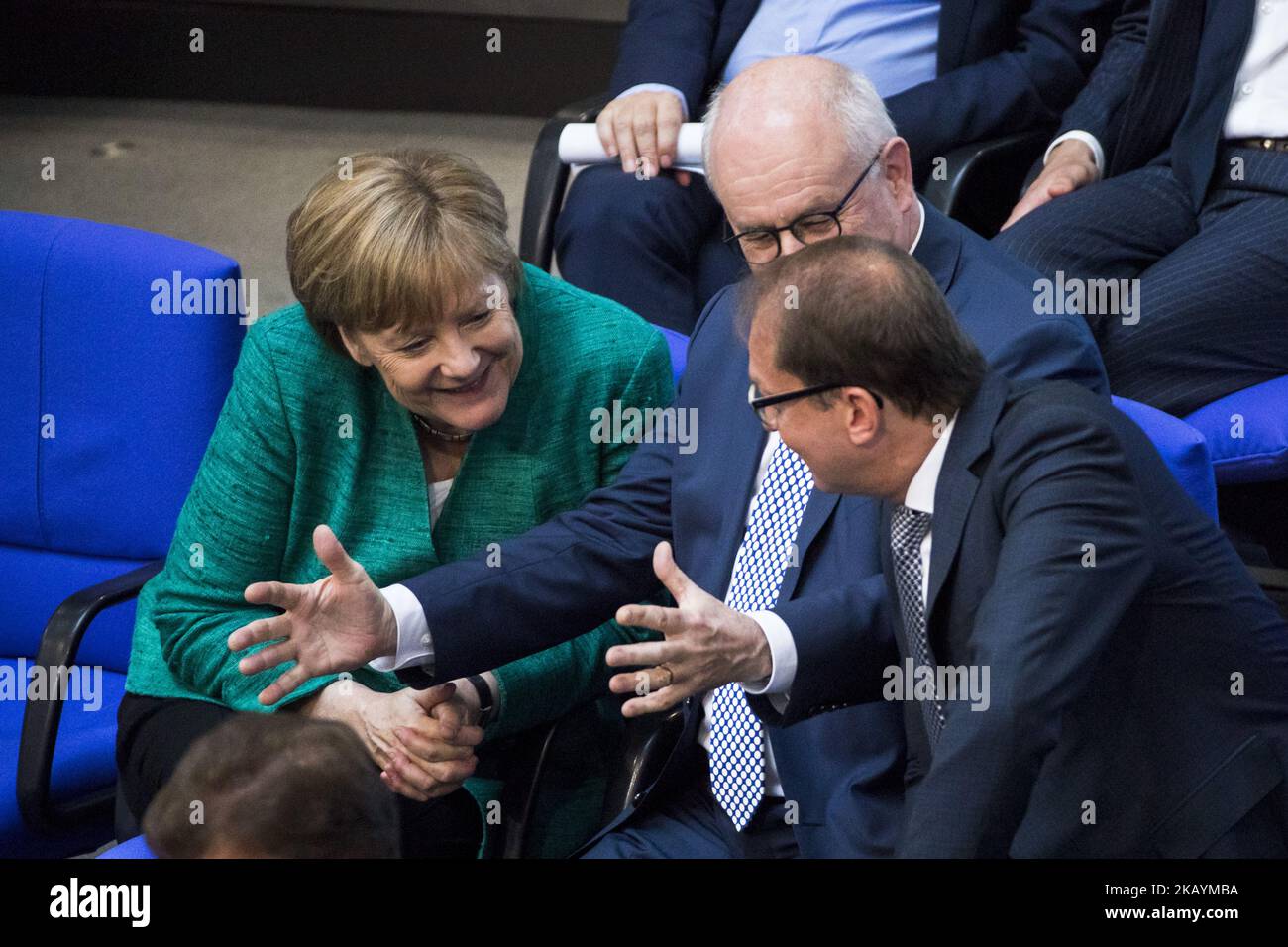 La chancelière allemande Angela Merkel (L) s'entretient avec le chef du groupe parlementaire CDU/CSU Volker Kauder (C) et le chef de la fraction CSU bavaroise Alexander Dobrindt (R) lors de la session plénière du Bundestag de 42th de la Chambre basse du Parlement allemand à Berlin, en Allemagne, sur 28 juin 2018. (Photo par Emmanuele Contini/NurPhoto) Banque D'Images