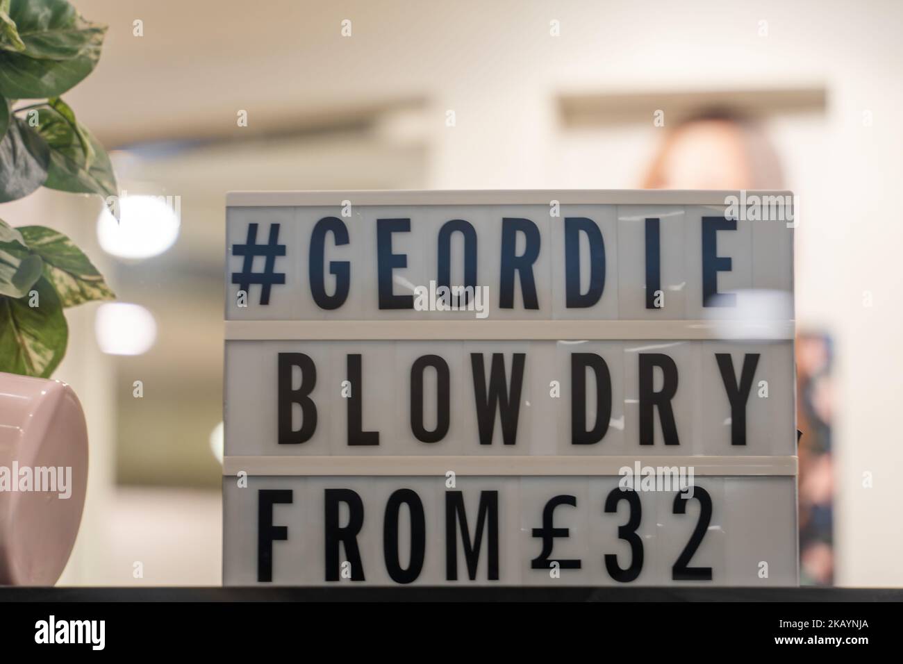 Un panneau dans un salon de coiffure annonce un Geordie Blow Dry - un grand volume de style, à Newcastle upon Tyne, Royaume-Uni. Banque D'Images