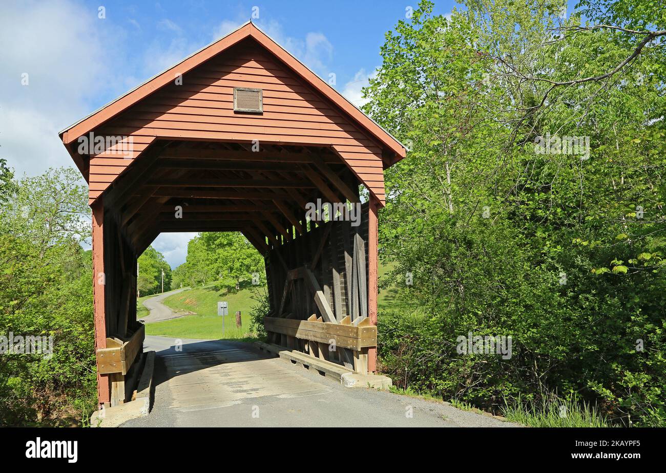 La route traversant le pont couvert de Laurel Creek - Virginie-Occidentale Banque D'Images